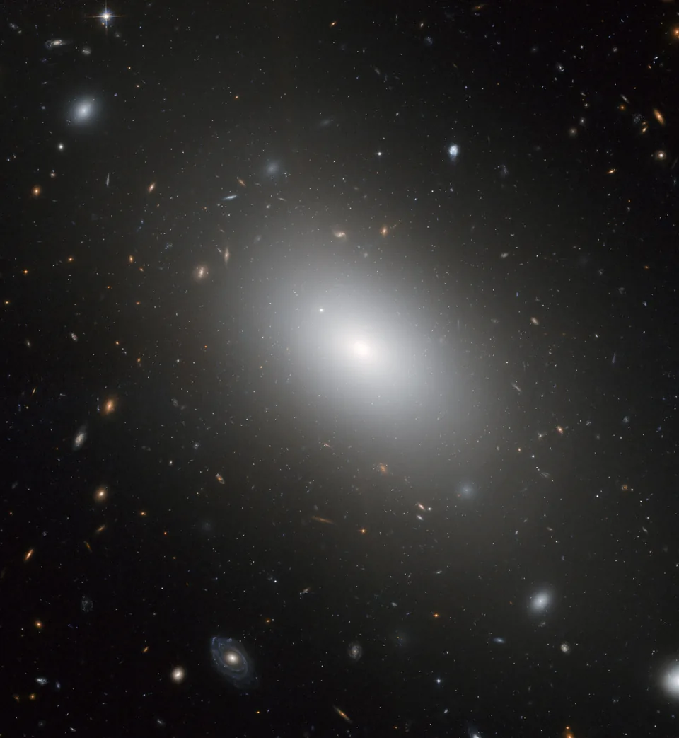 NGC 1132 has a bright centre fading smoothly into an elongated oval without distinct spiral arms.